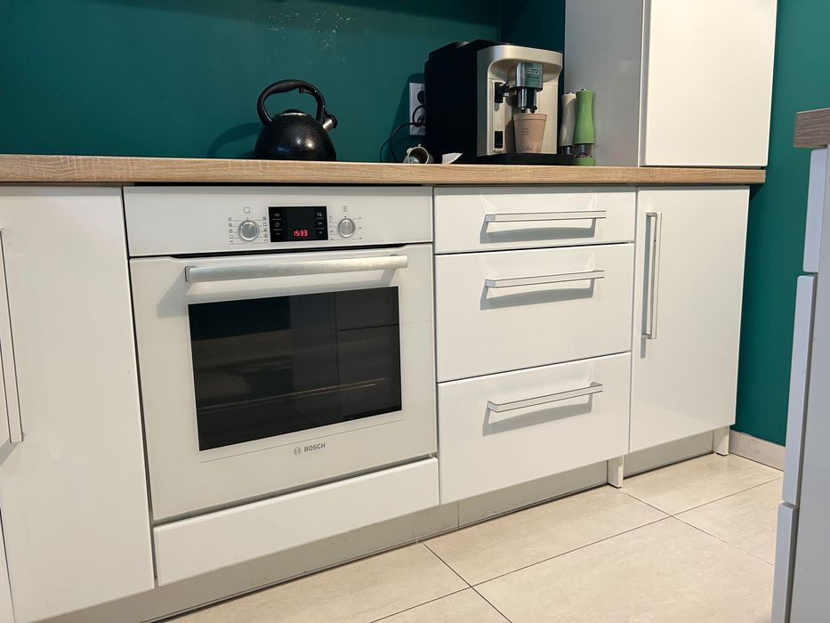 Kuchnia z wyspą kuchenną i krzesłami