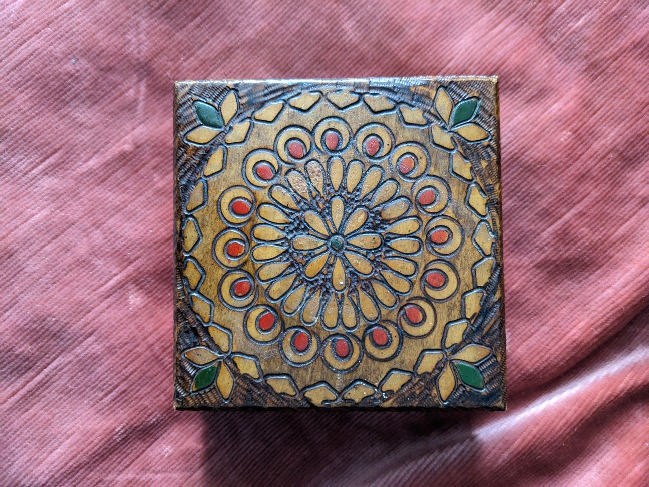 Drewniana szkatułka pudełko puzderka na biżuterię drobiazgi wzór folk