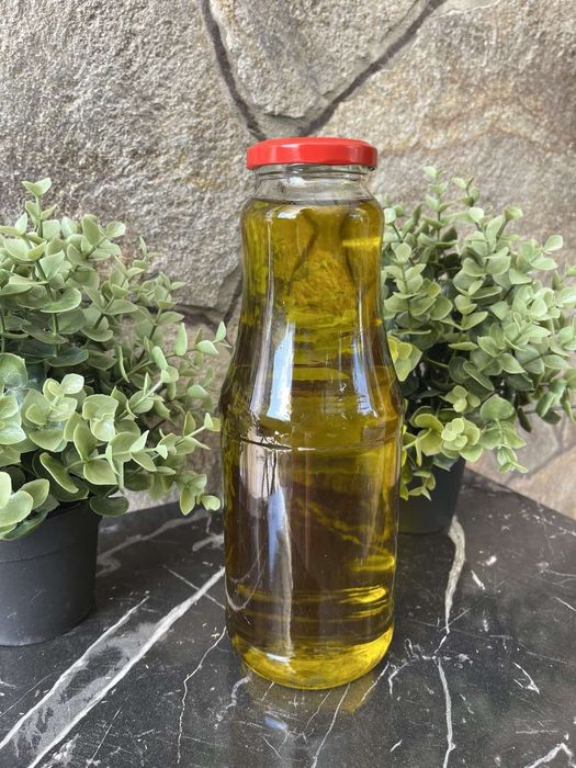 Домашня оливкова олія з Греції .