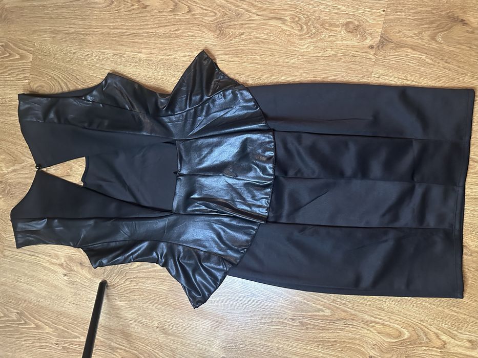 Плаття чорне, З відкритою спинкою.