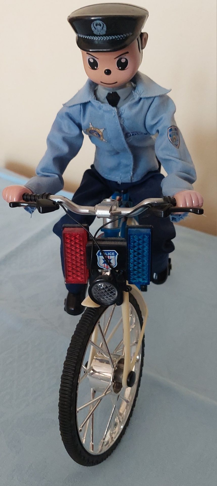 Zabawka Policjant jadący na rowerze