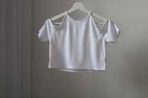 Crop top z dekoltem halter