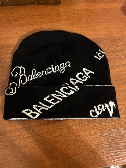 Женские шапки молодежные