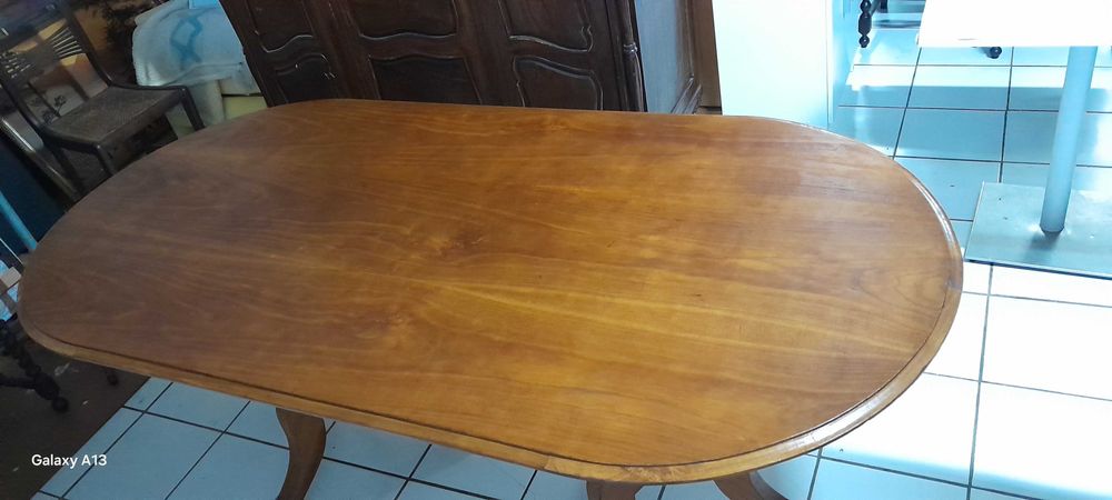 Mesa oval em madeira