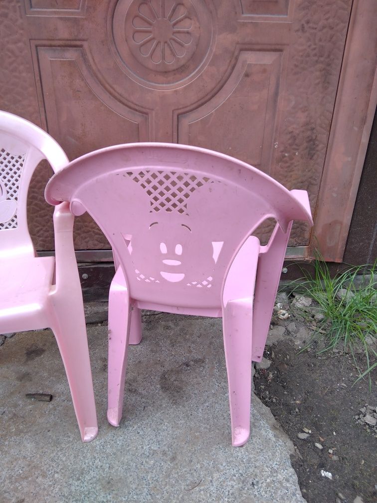Продам два чудових дитячих стільця