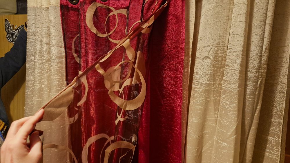 Três cortinas beges e bordô