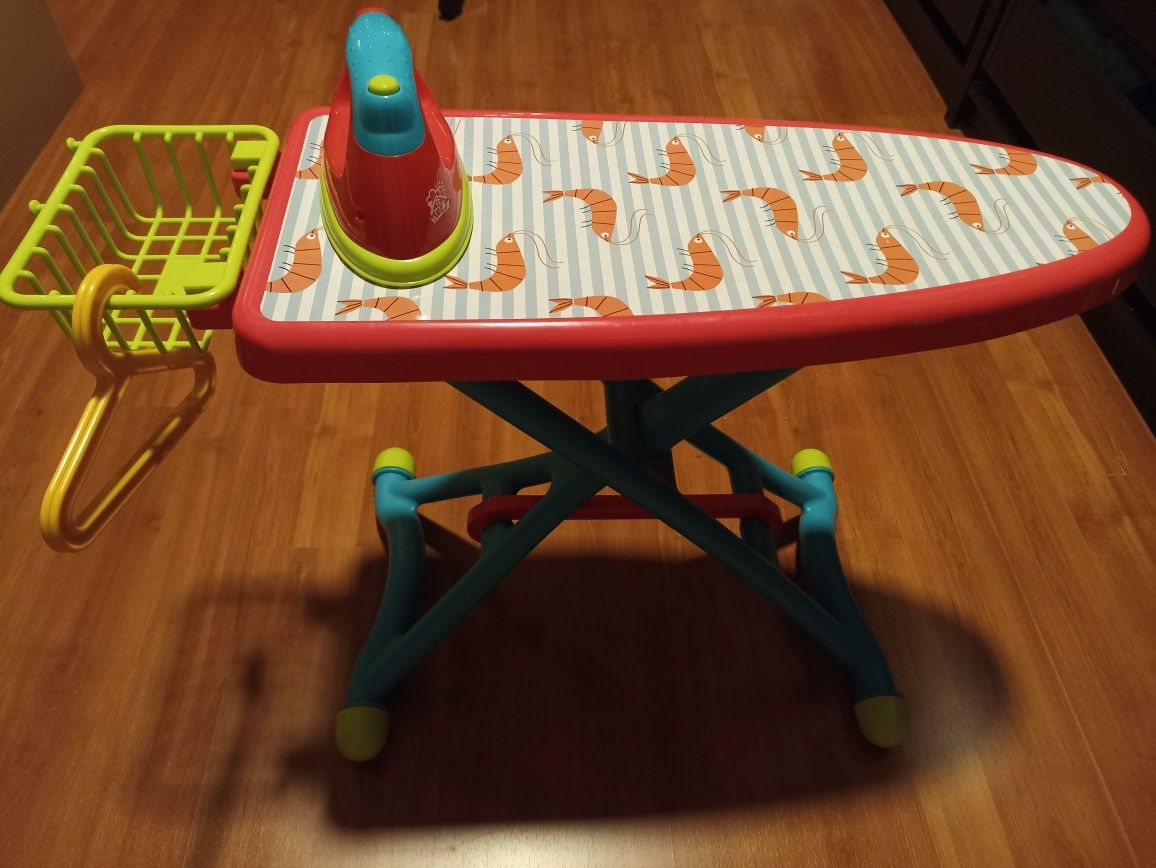 Brinquedo tábua e ferro engomar
