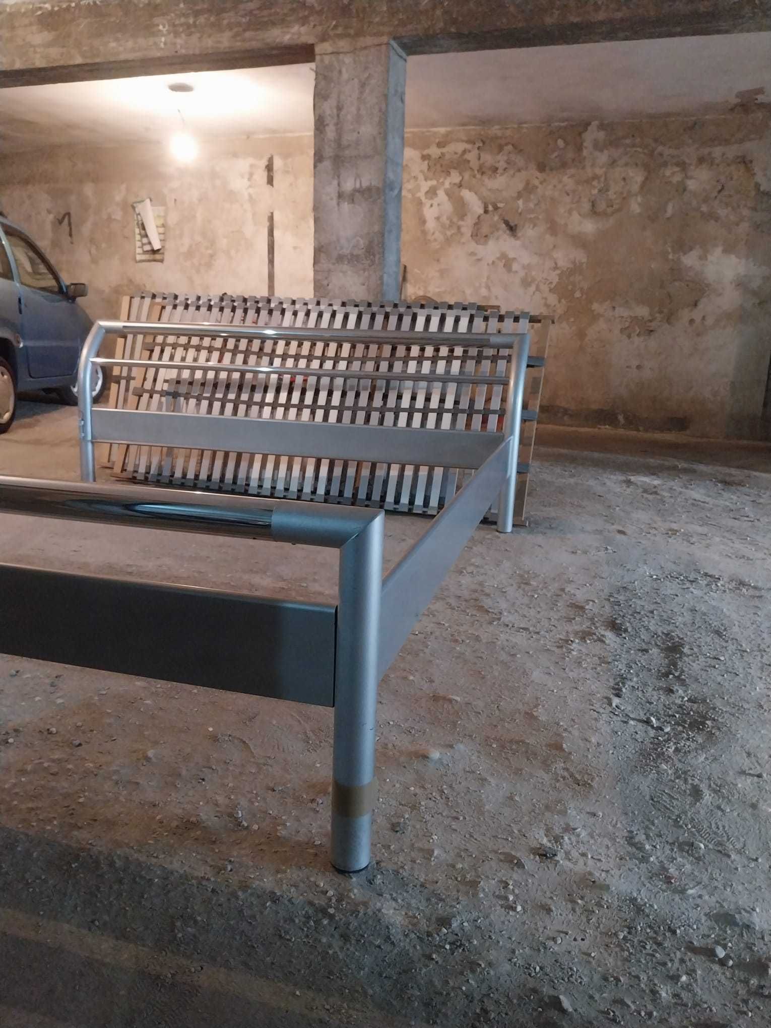 Cama de Casal Metálica com Estrado