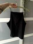 Bawełniany czarny crop top na ramiączkach, mocne wycięcia pod pachami,