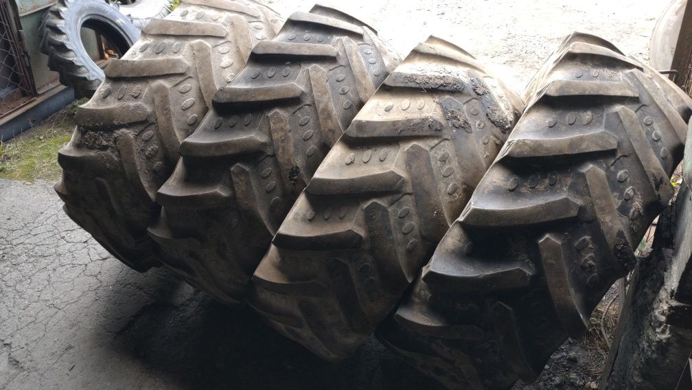 Шини 360/70R24 (12.4R24) BKT