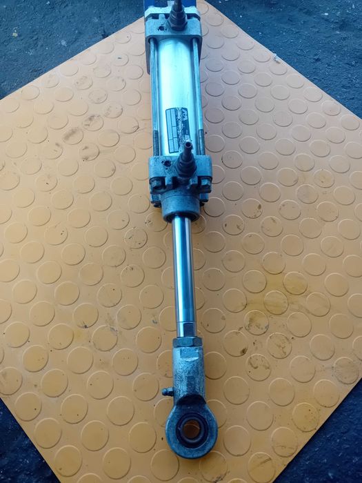 Cilindro pneumático. Curso 100mm