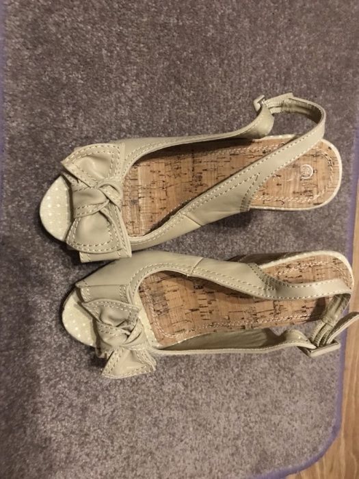 Sandały platformy beżowe