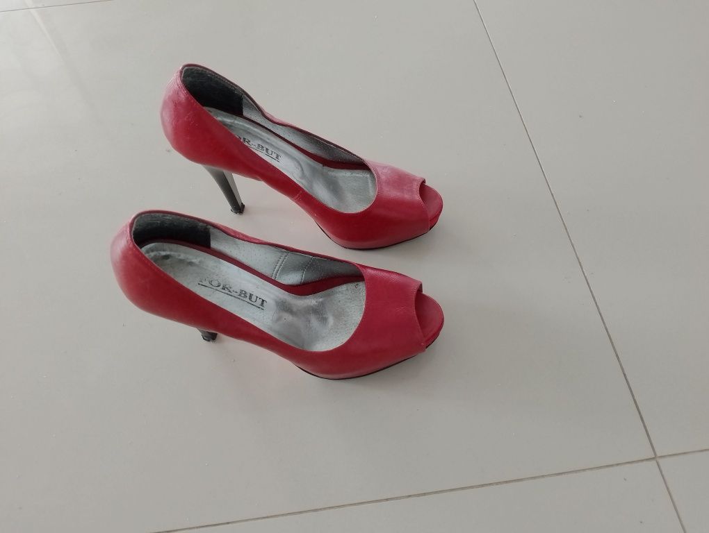 Czerwone buty na szpilce