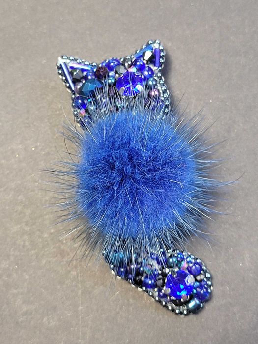 Broszka "Kotek granatowy" zdobiona kryształkami, koralikami HANDMADE