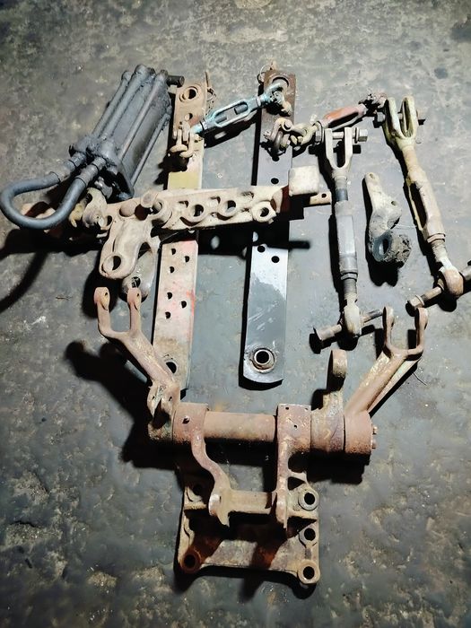 Задній міст трактора ЮМЗ-6 і інші запасні частини.