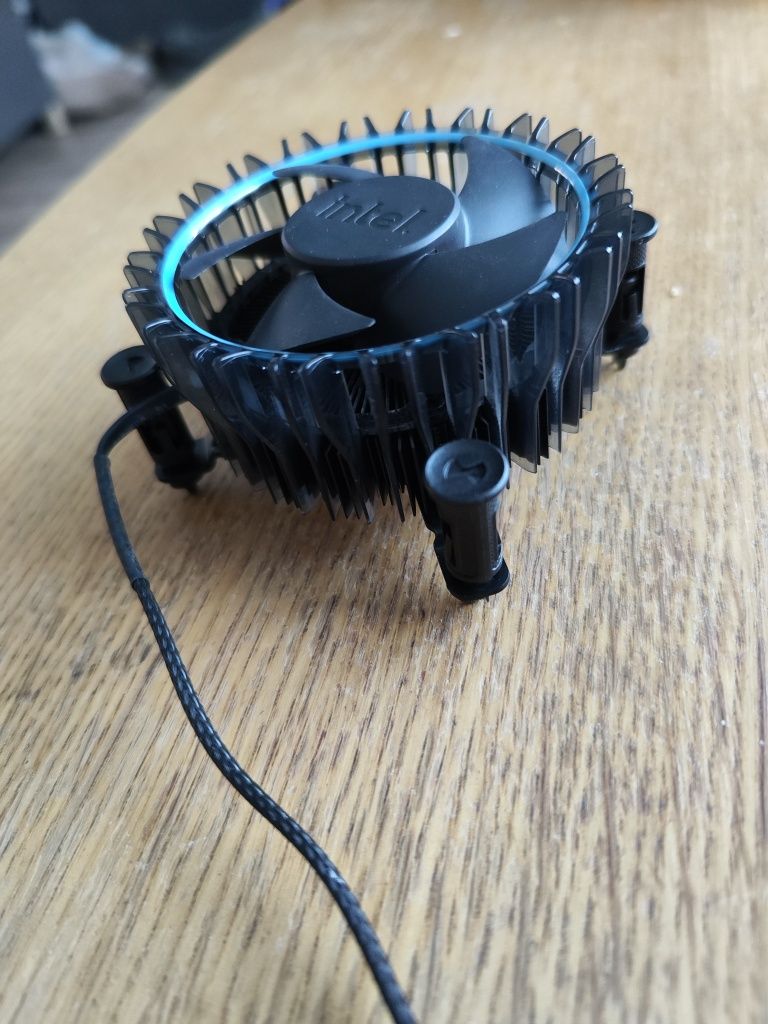 Oryginalne chłodzenie procesora Intel