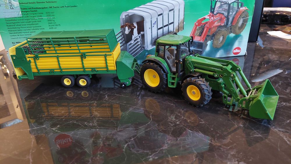 Siku 3652 Traktor John Deere 6920s z przyczepą samo załadowczą 1:32