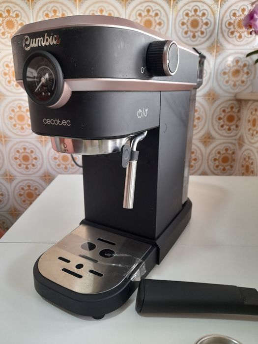 Maquina Café Cecotec Cumbia 20 Bar
- Inclui suporte de filtro e colher