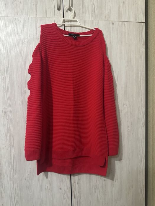 Червона кофта з розрізами на рукавах