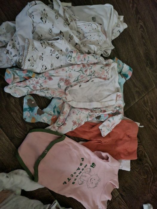 Безкоштовно! Дитячі речі 0-3 місяців для дівчинки,  є і для хлопчика.