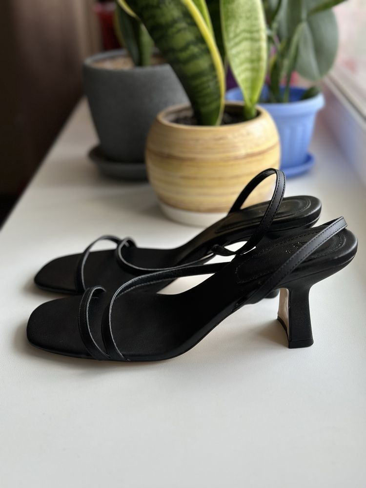 Босоніжки туфлі на каблуку рюмка 7 см 39 р чорні H&M завʼязки 2024