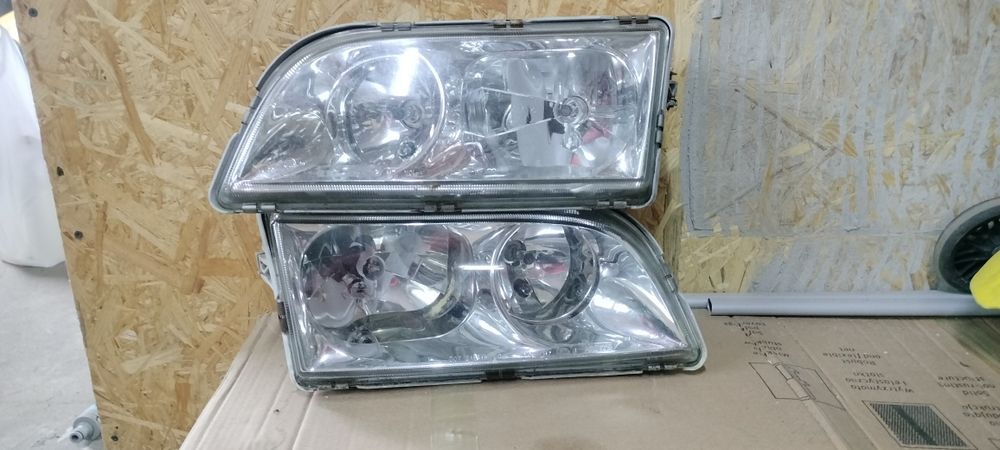 Lampa przednia Volvo v40