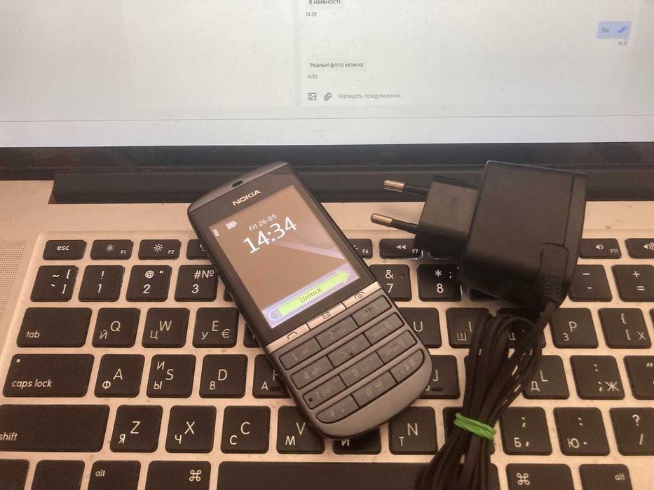 Телефон Nokia Asha 300 "машина часу"