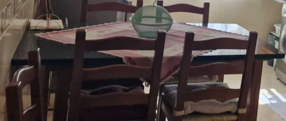 Mesa de cozinha com pedra mármore