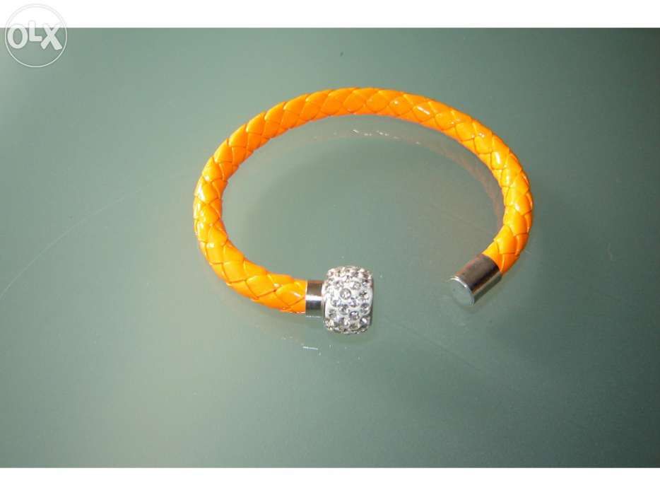 Pulseira laranja com fecho magnetico