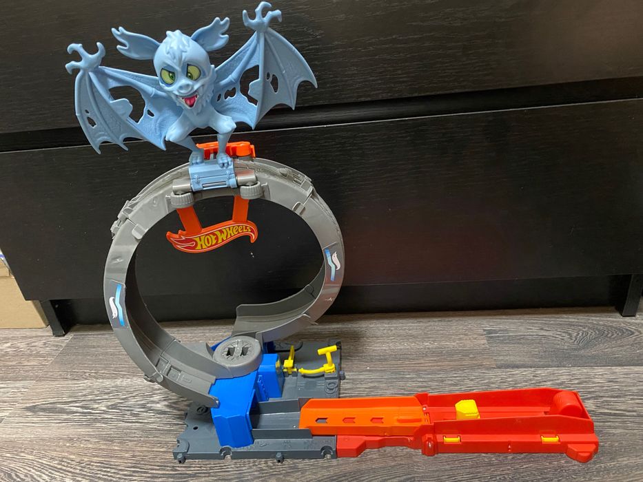 Ігровий набір "Неймовірна атака кажана" Hot Wheels
