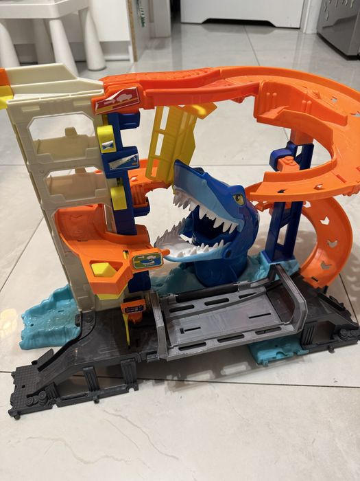 Tor hot wheels atak rekina uszkodzony