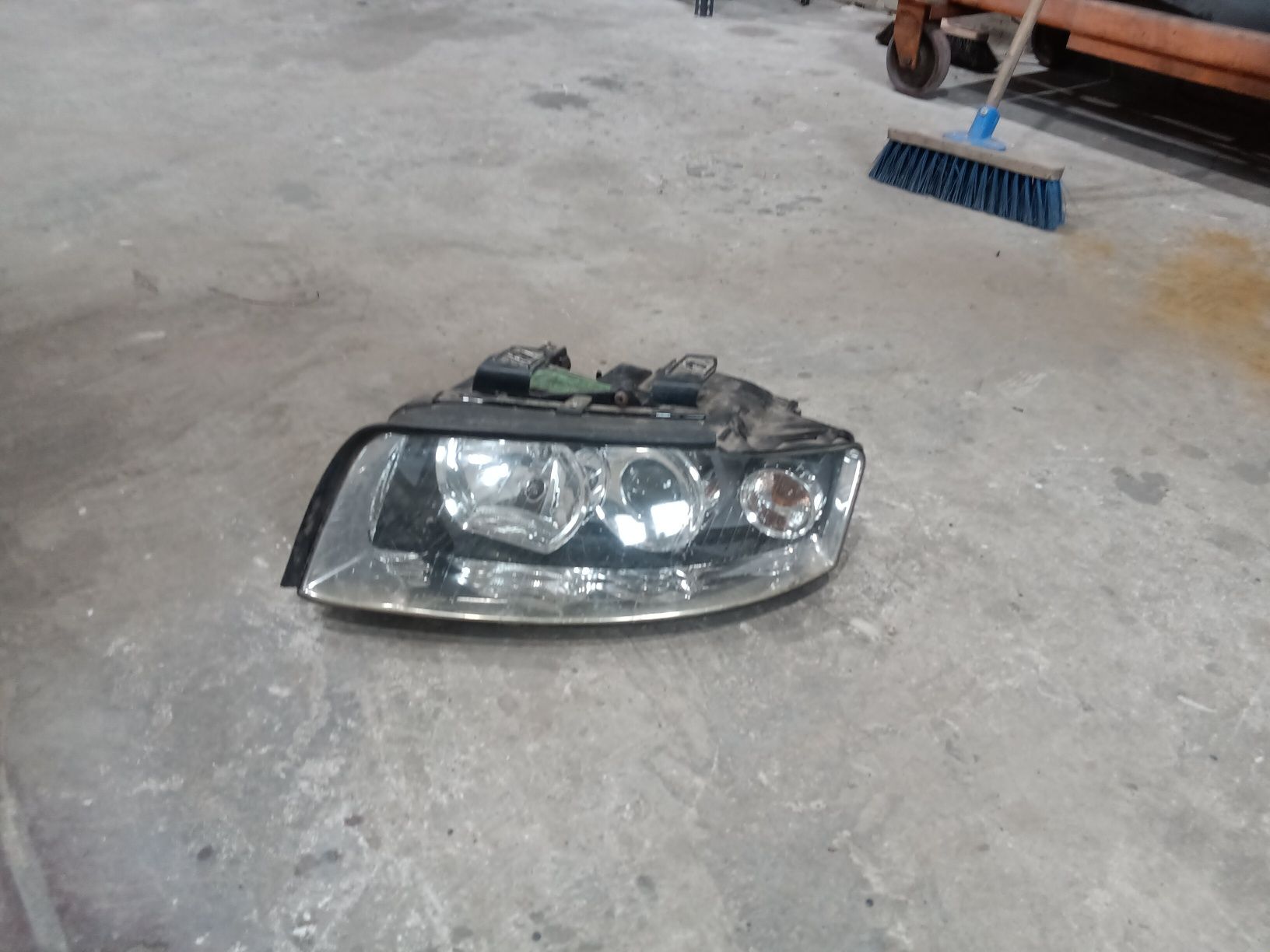 Lampa lewy przód Audi A4 B6