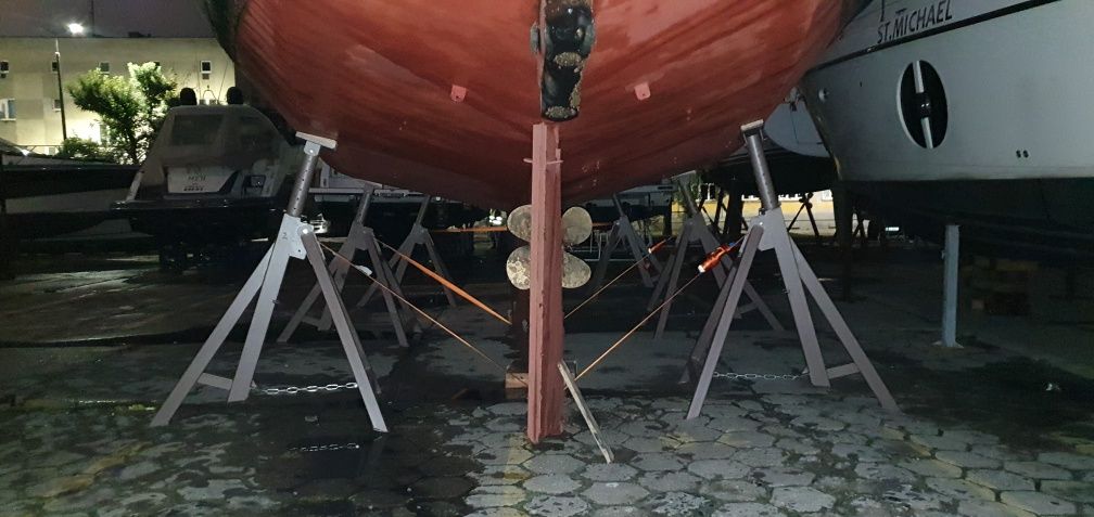 Stojak, kbyłka, podpora składana pod jacht żaglowy o wadze do 60 ton.