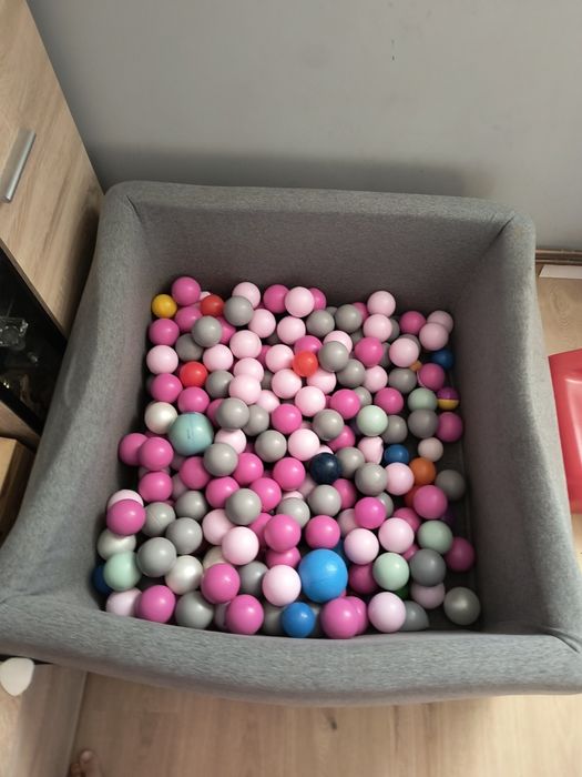 Suchy basen basen z kulkami misioo