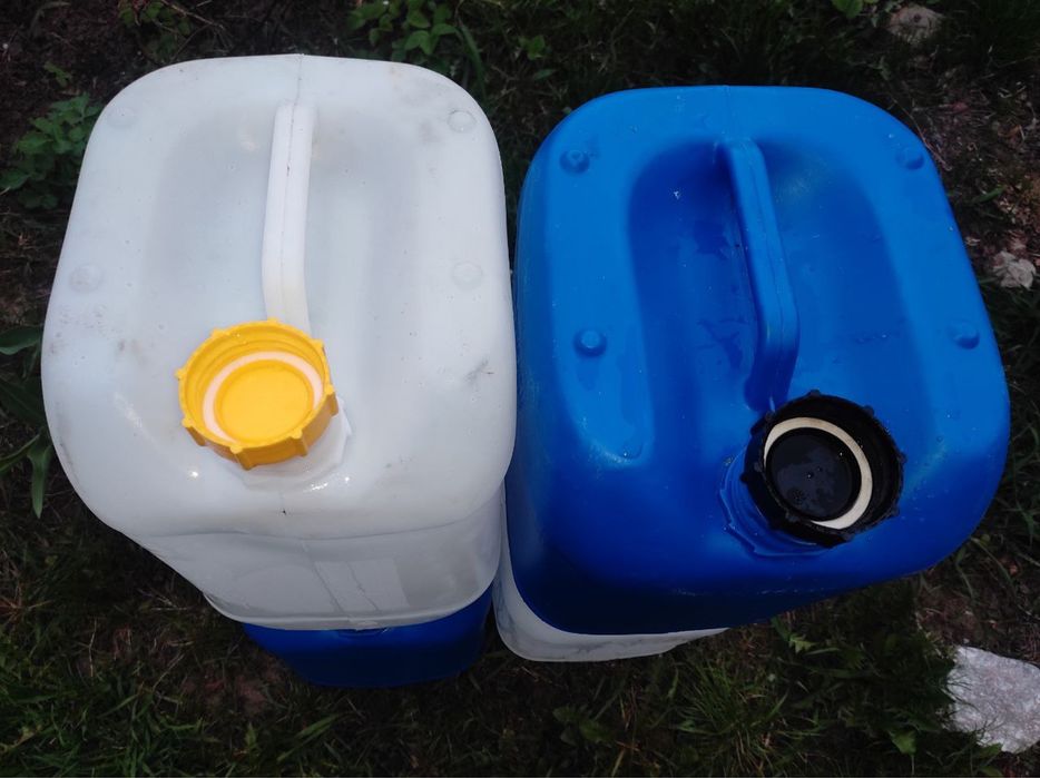 Продам 20  літрові каністри