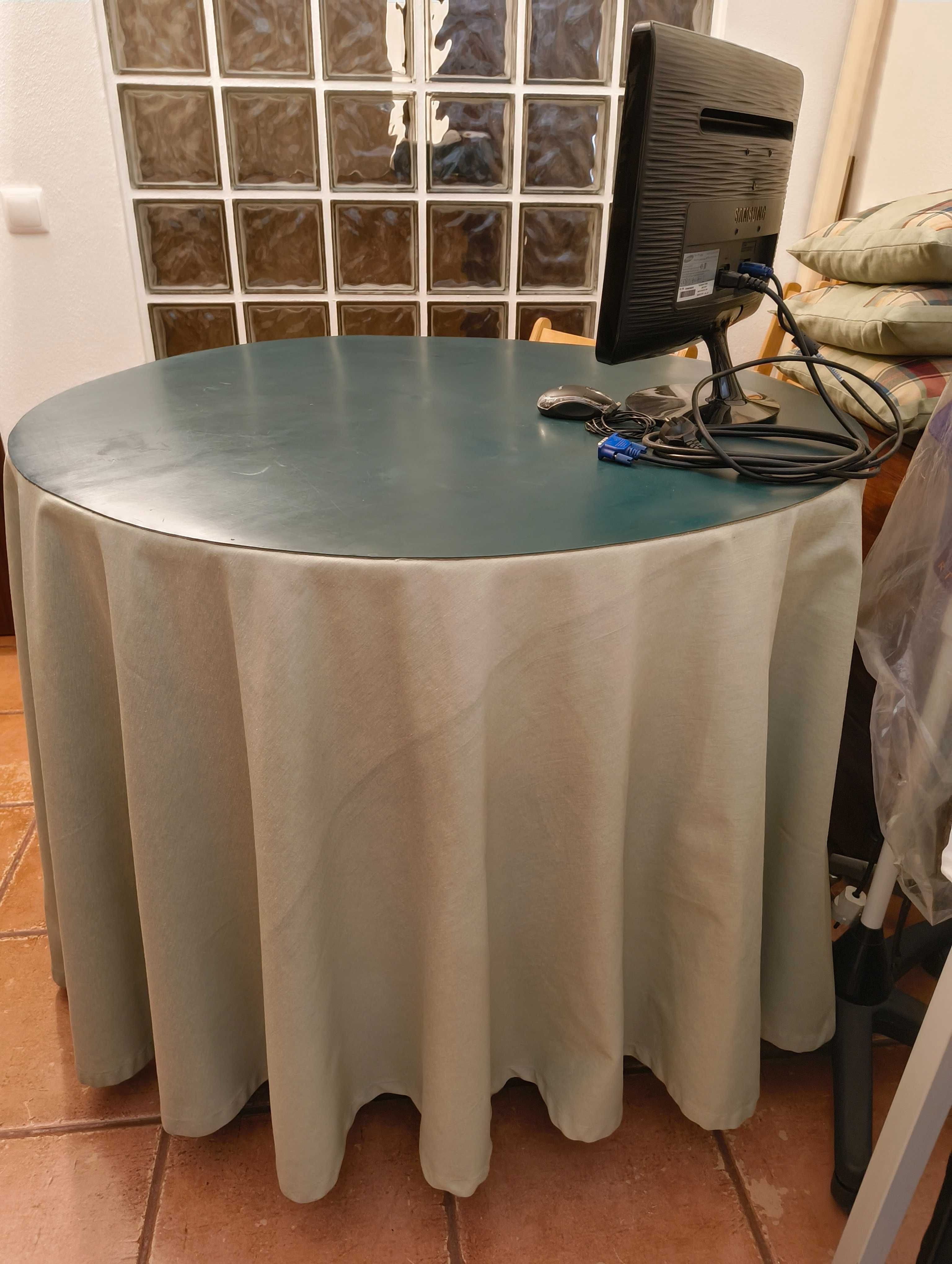 Mesa de camilha c/ 4 cadeiras dobráveis