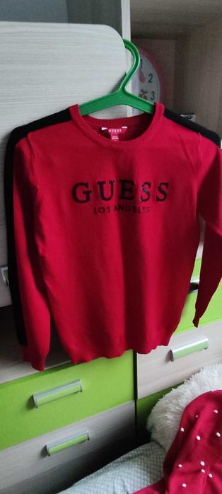 Sweter czerwonego koloru firmy Guesss
