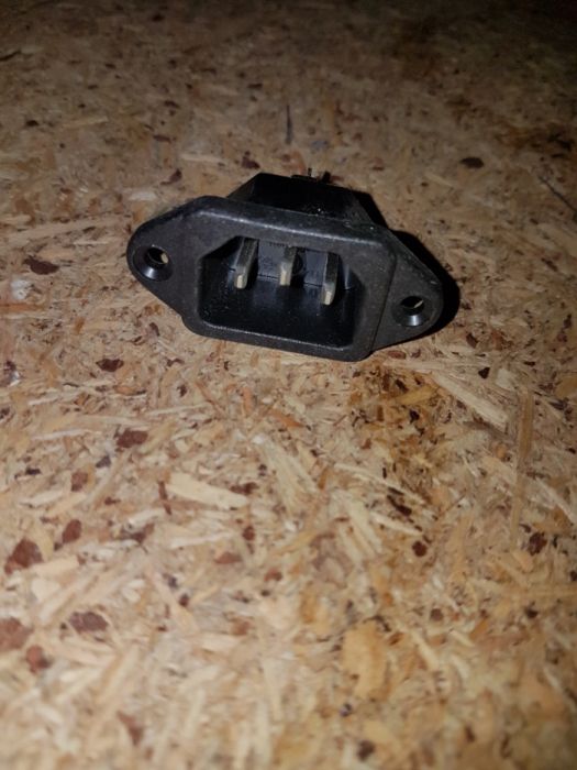 Gniazdo Komputerowe AC IEC męskie 3 pin do obudowy. 20sztuk