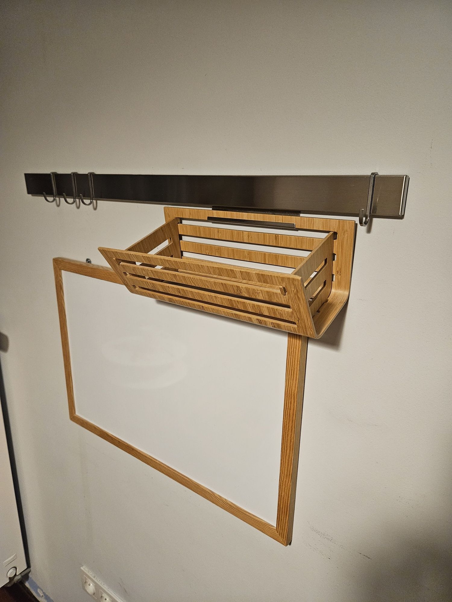 Tablica magnetyczna i ramka  na materiały biurowe