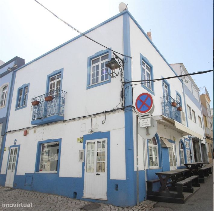 Prédio com restaurante e para Habitação