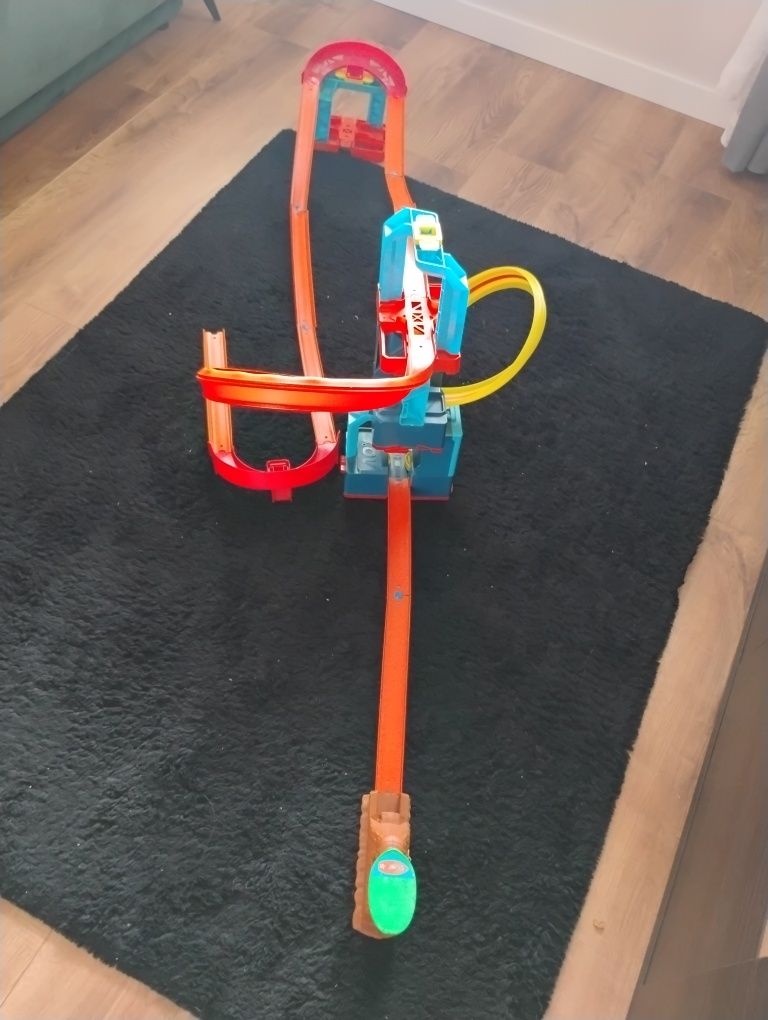 Tor hot wheels z wurzutniami