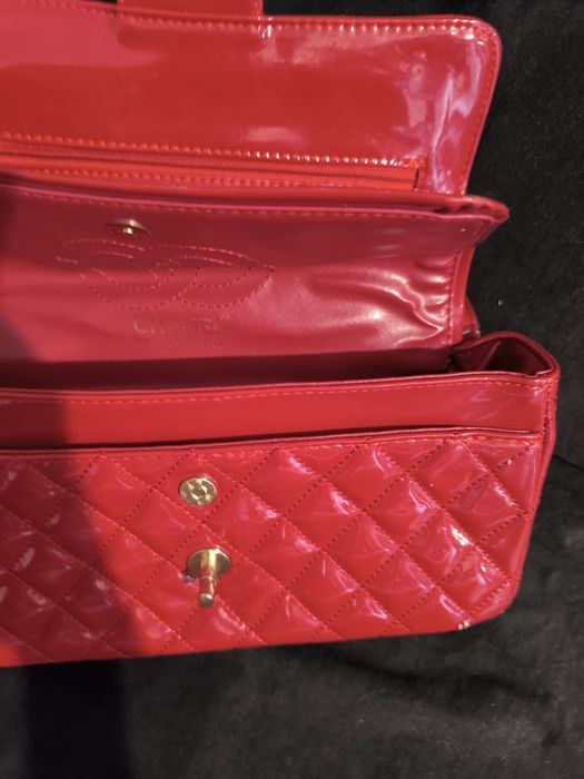 Продам лаковую сумочку