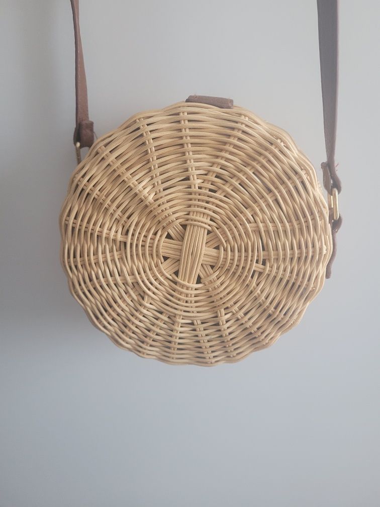 Torebka wiklinowa okrągła koszyk boho na pasku na ramię zapinana