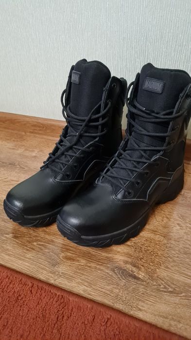 НОВІ Чоловічи черевики Magnum 42р