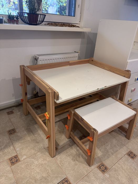 Столик та стілець