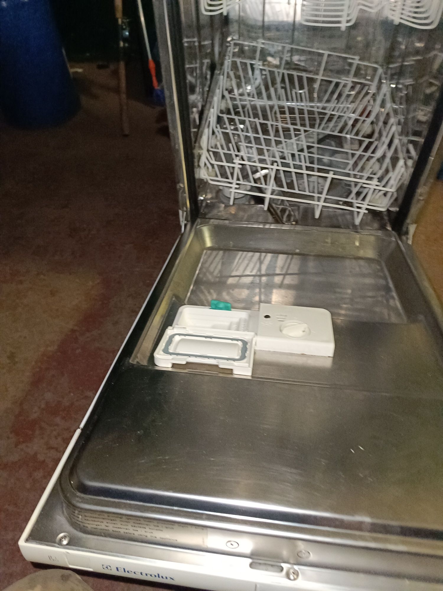 Продам посудомоїчну машину Electrolux