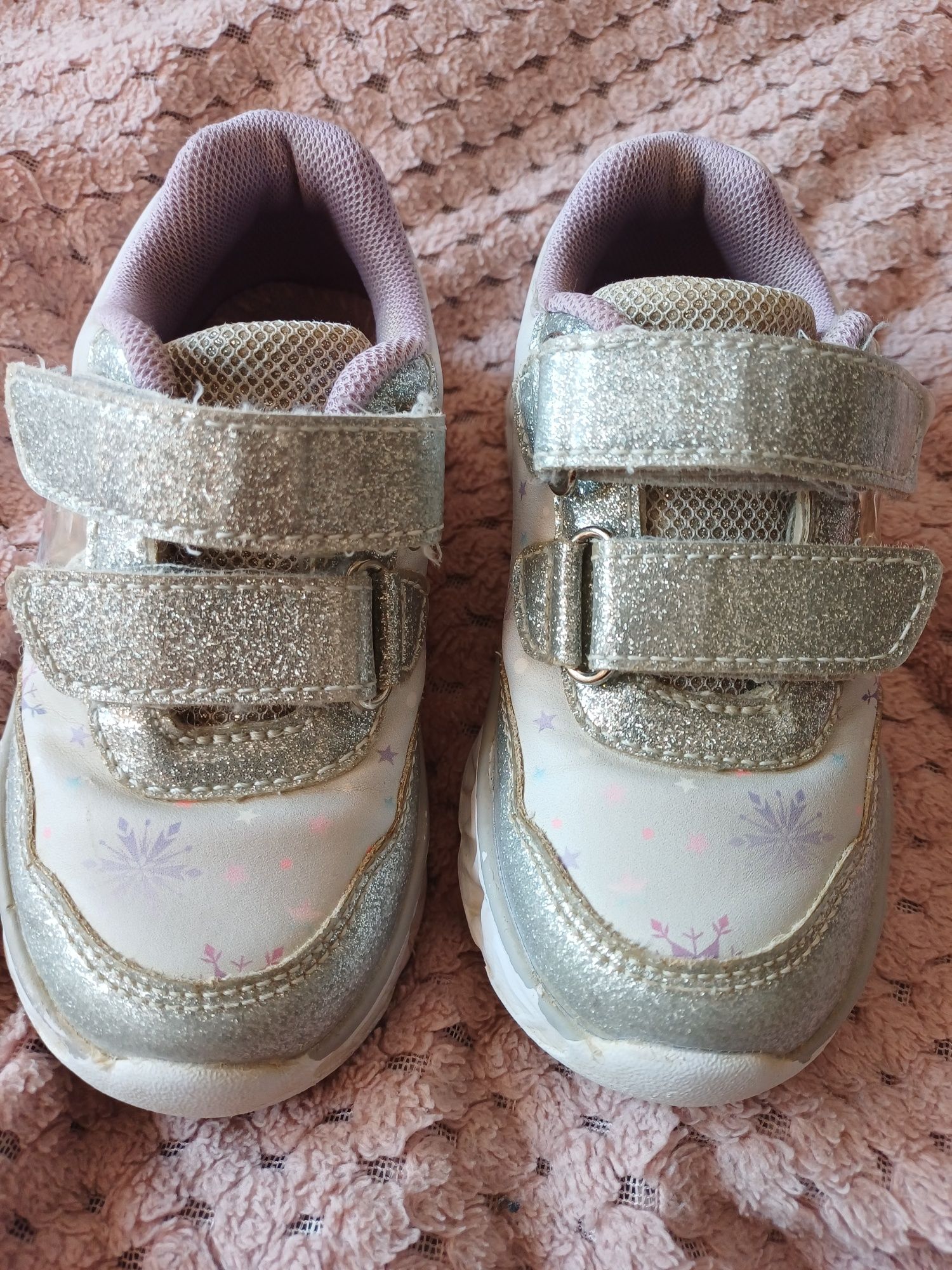 Buty ze świecącą podeszwa ccc 25