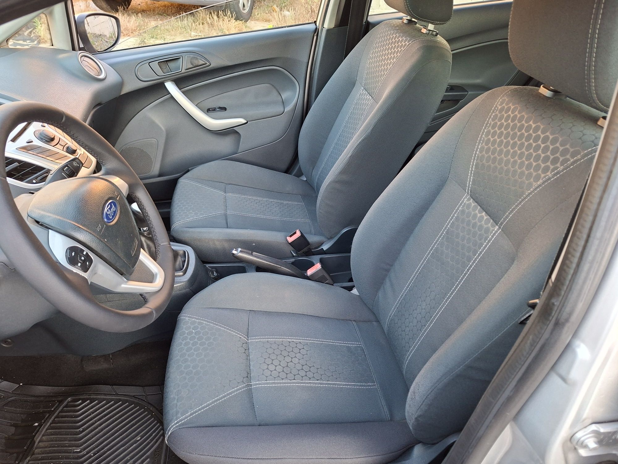 Ford fiesta 2010.    3750€