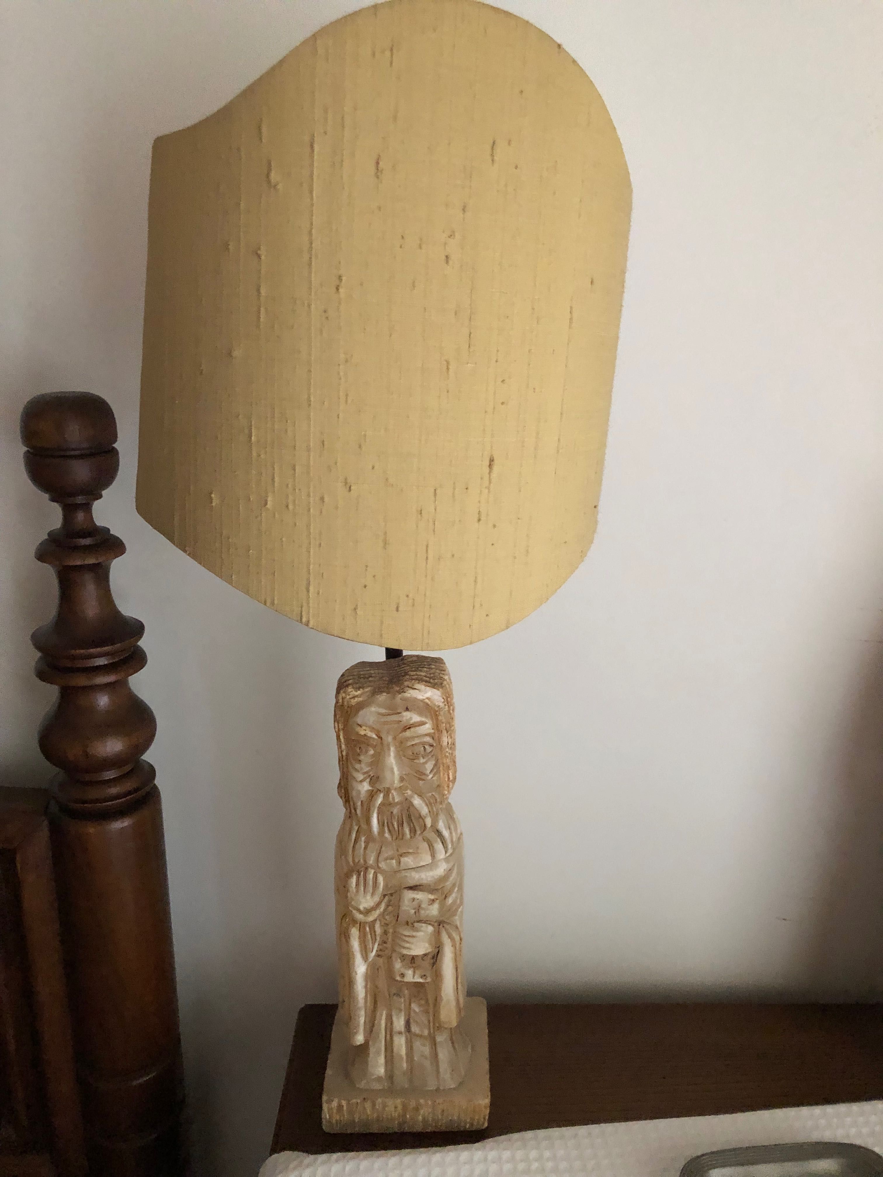 Candeiros de mesa com estatueta