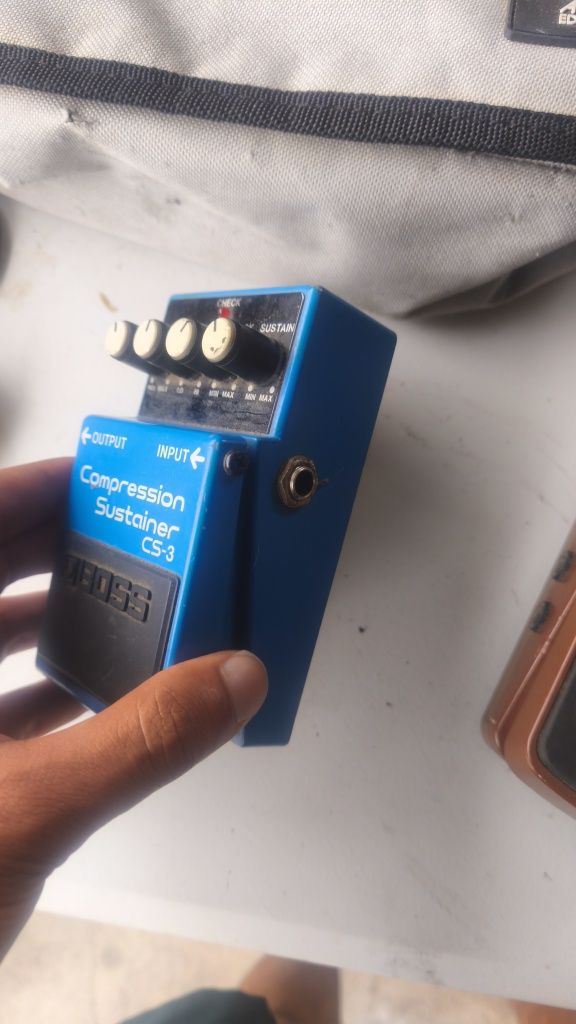 Pedal de efeitos para guitarra e baixo boss cs-3
